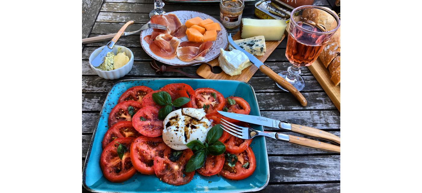 Couverts de table Jean Dubost Laguiole olivier faits en France, Crédit photo Regina Kochenausliebe, TOMATES MOZZARELLA 