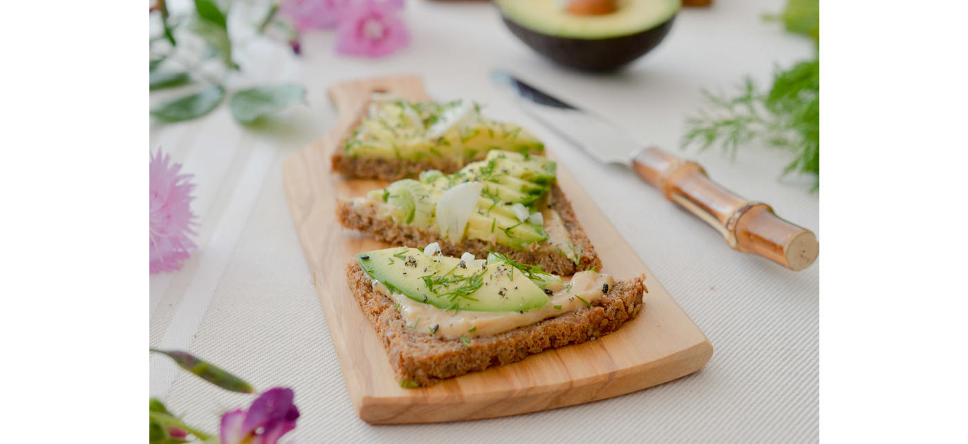 Couverts_Jean_Dubost_Bambou_veritable_MB050120G04002_Credit_photo_Les_pepites_de_noisette_Tartine_miso_avocat