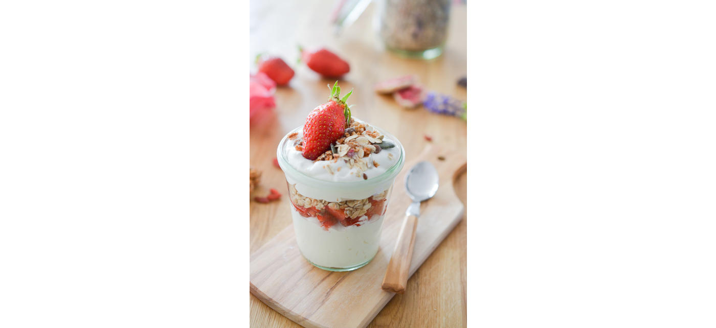 MM090290G01002_-_Cuillere_Monaco_olivier_Credit_photo_Les_pepites_de_Noisette_Granola_parfait_fraises_2