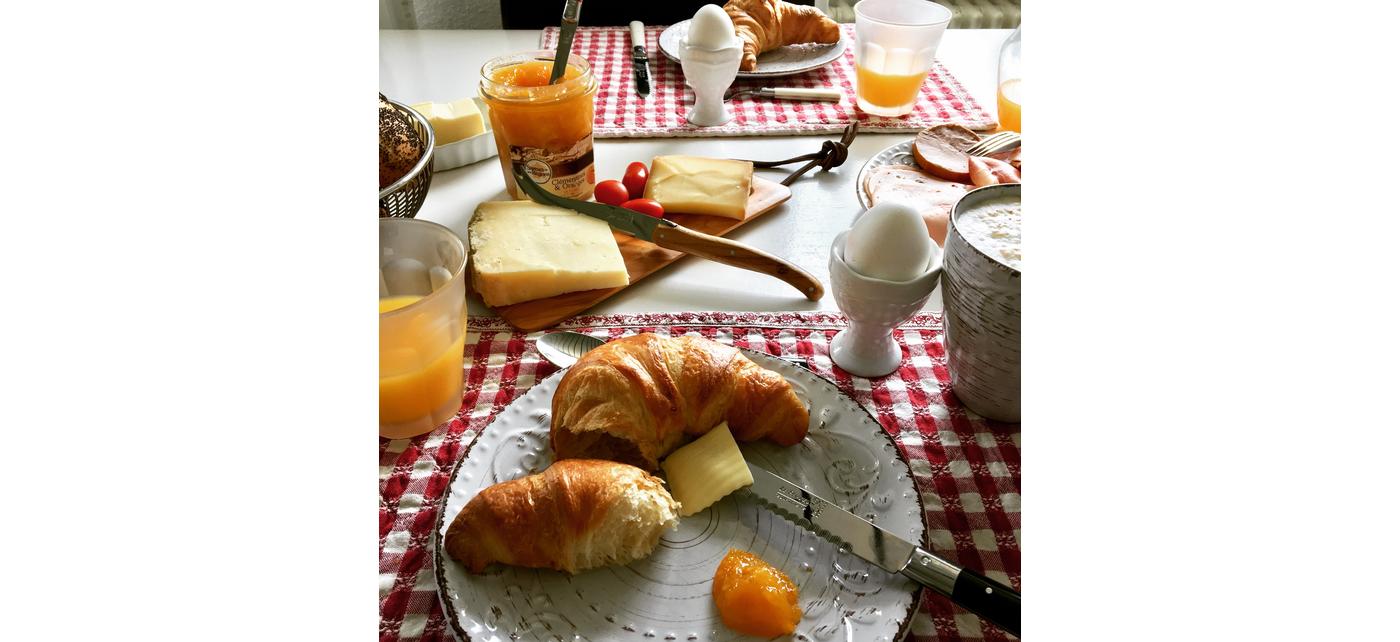 Couverts de table Jean Dubost modèle Pradel 1920, couteau fromage Jean Dubost Laguiole et planche oslo, Credit photo Kochen aus Liebe