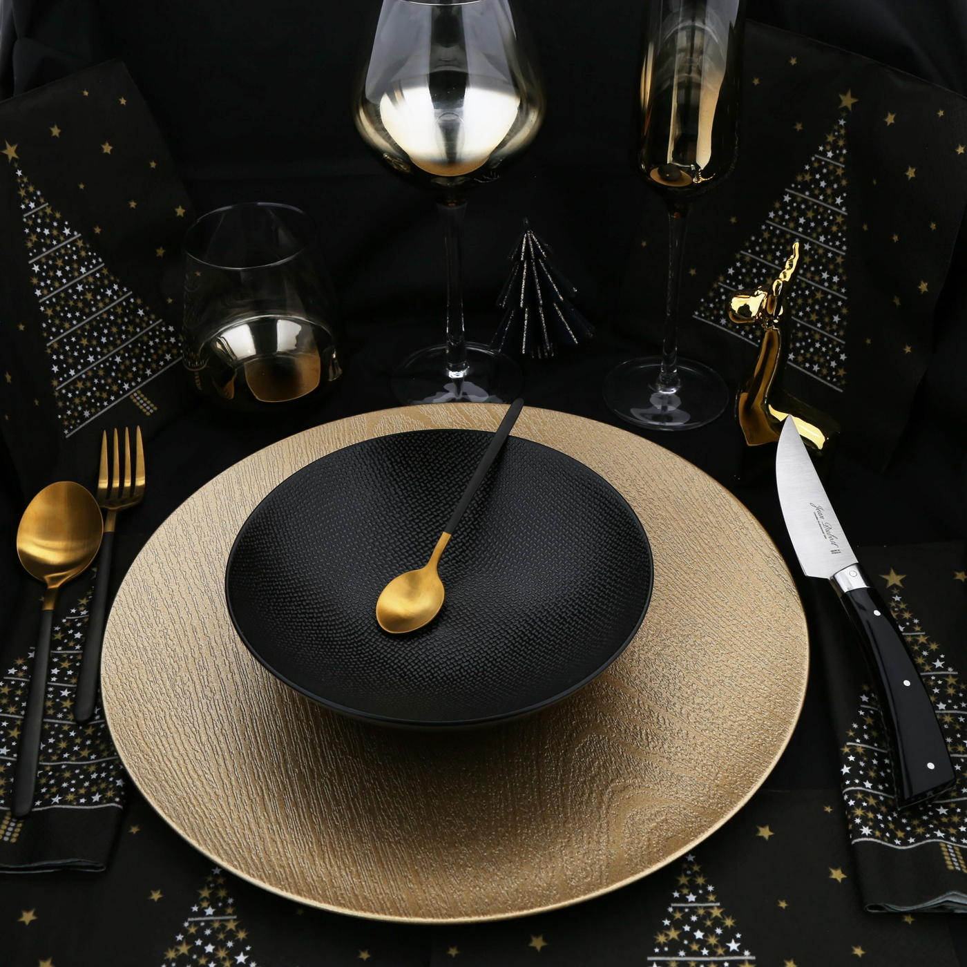 Jean Dubost tabling de fetes, couverts dorés anuradha et couteau francais bistronomie manche acrylique noir