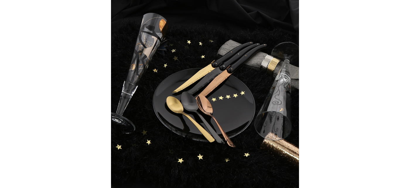 Ambiance table de fêtes Jean Dubost couteaux Laguiole New Age et couverts jet dorés, delta black et aerocopper